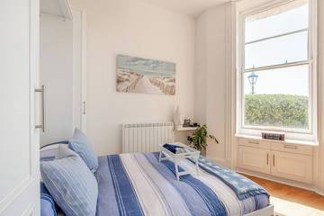 Log Cabin for 4 People in Brighton, Sussex, Photo 2