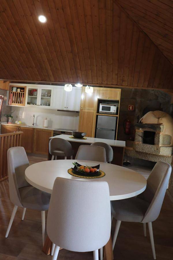 Location de vacances pour 6 personnes, avec jardin ainsi que vue et piscine dans Alpendurada - 2