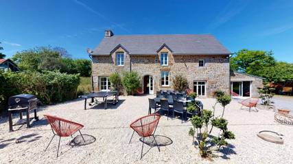 Cottage pour 17 personnes, avec jardin ainsi que jacuzzi et terrasse à Braffais