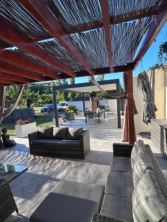 Location de vacances pour 6 personnes, avec vue ainsi que jardin et piscine, animaux acceptés à Saint-Mitre-les-Remparts - 2