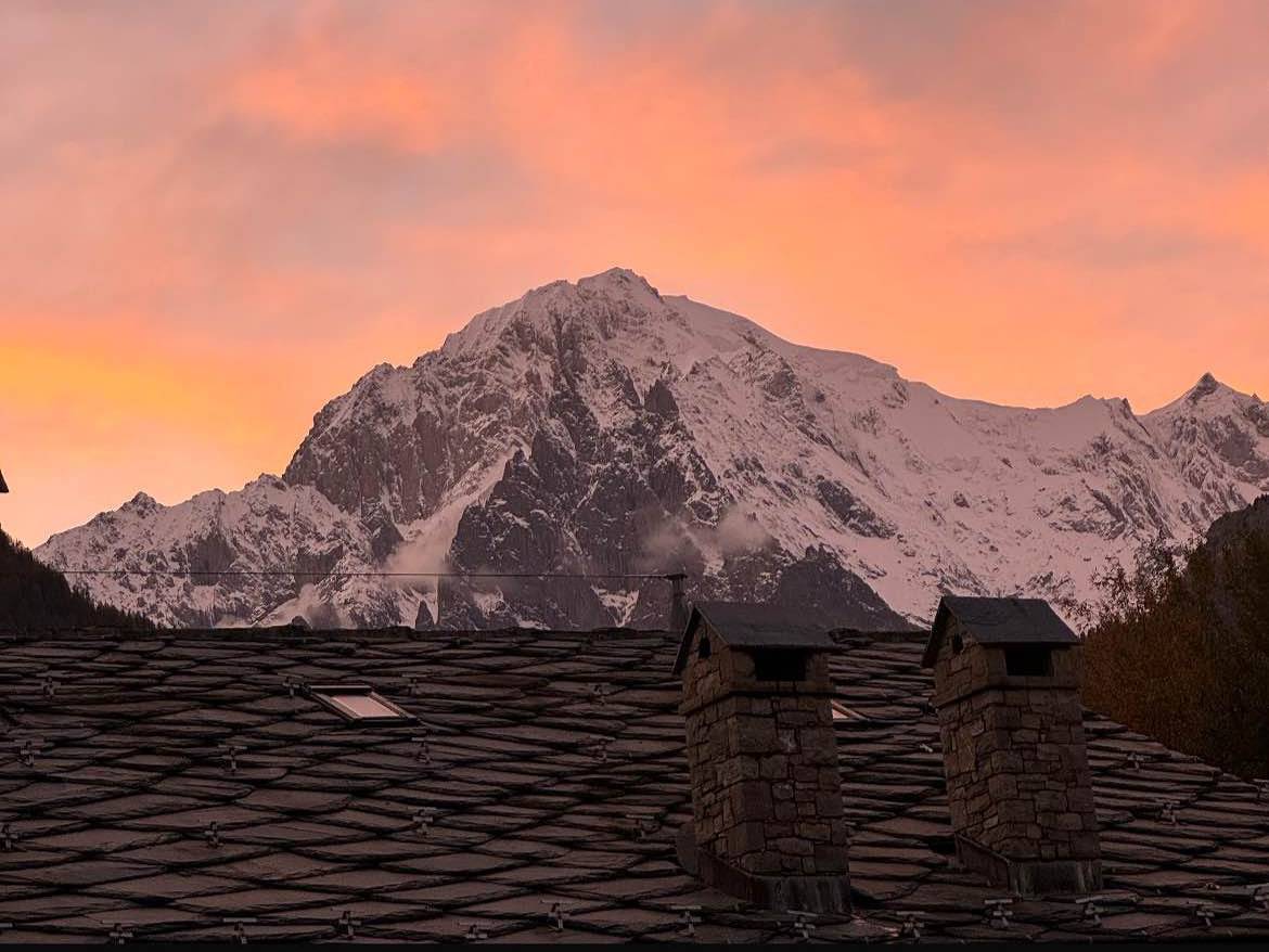 Entire holiday apartment, By Holiday World in Pré-Saint-Didier, Comune di Pré-Saint-Didier