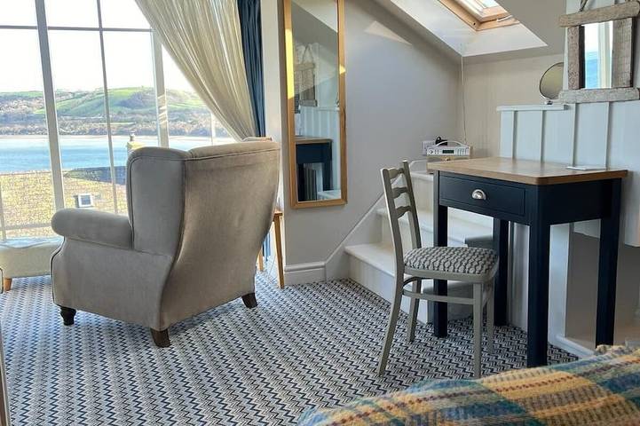 Perfect romantic retreat centrally located with sea views in New Quay, Cardigan Bay