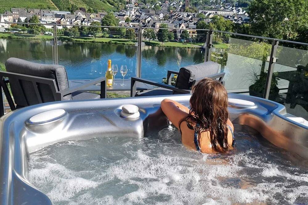 Ganze Wohnung, Penthouse mit Whirlpool, 2 Balkonen und traumhaftem Moselpanoramablick in Burg Eltz, Treis-Karden