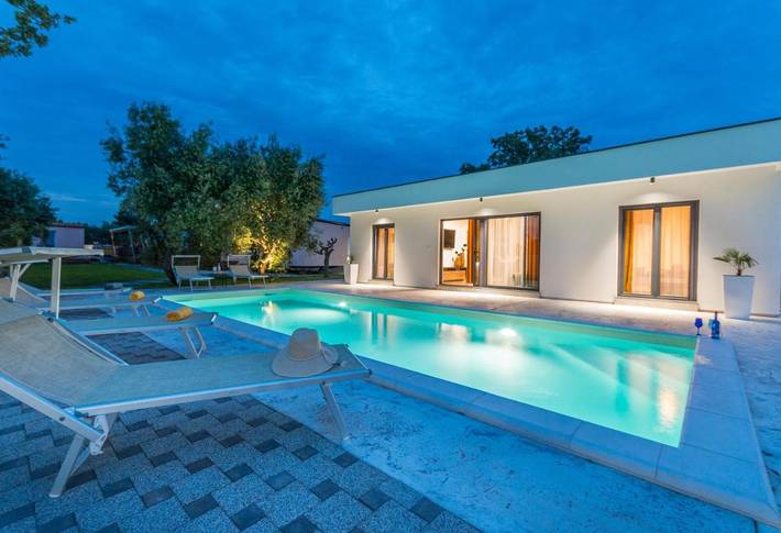 Villa pour 6 personnes, avec jacuzzi ainsi que piscine et jardin à Biograd na Moru - 2