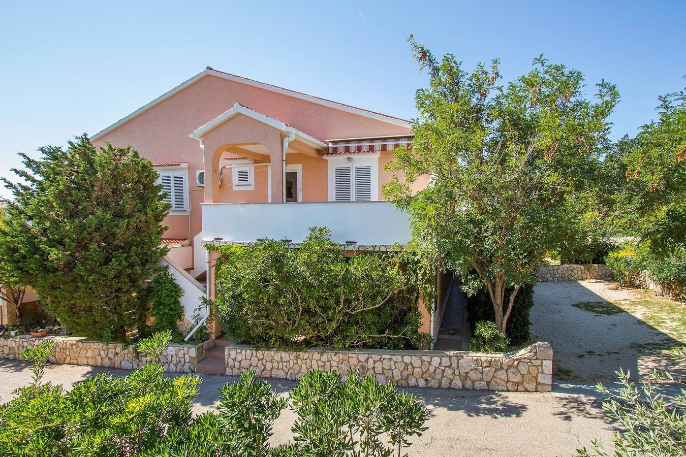 Ganze Wohnung, 2-Zimmer-Ferienwohnung mit Terrasse und Meerblick Simuni (Pag) -a in Šimuni, Pag