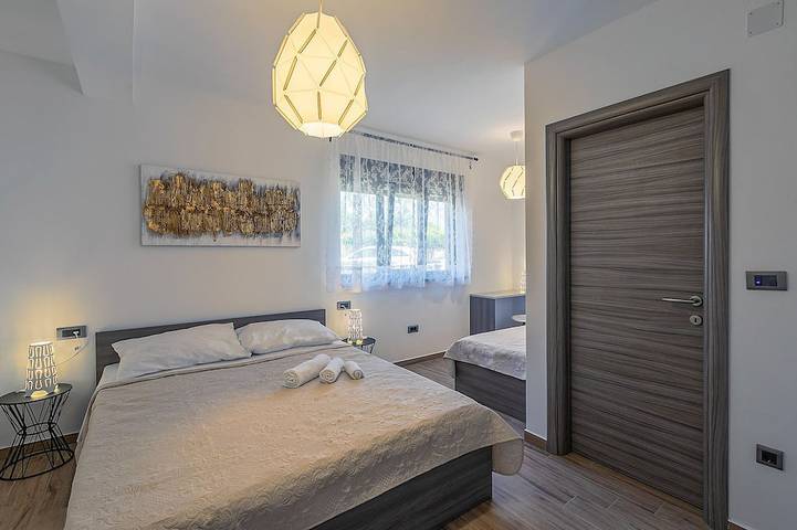 Moderne Villa mit beheiztem Privatpool in ruhiger Lage nahe Pula in Marčana, Südküste Istrien