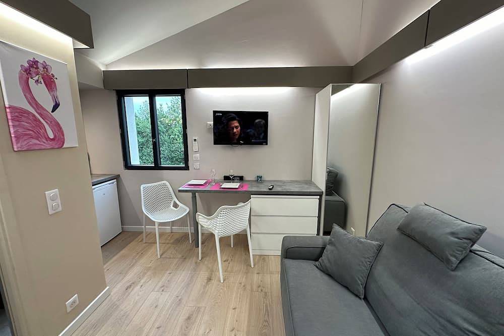 Entire apartment, L'Esquisse en Rose in Milhaud, Nimes region