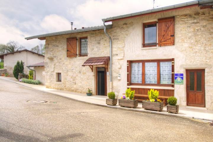 Chambre d’hôte pour 3 personnes, avec Jardin dans Samognat