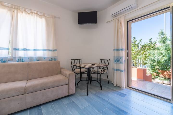 Monolocale intero, Monolocale 'Villa Erica Appartamento Lesley' con vista sulle montagne, Wi-Fi e aria condizionata in Villa San Pietro, Cagliari e Dintorni