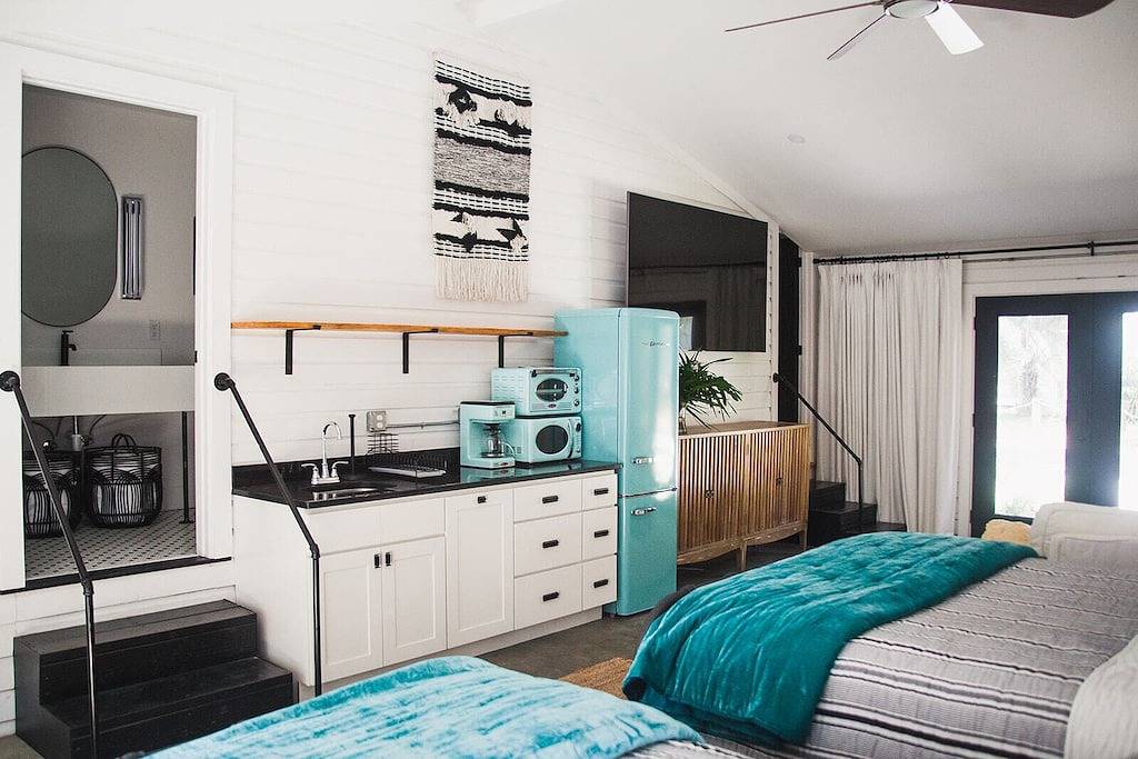 Heart of the Ssi studio cottage, fresh design, Walk to shops/dinner/lighthouse in St. Simons Island, Glynn County