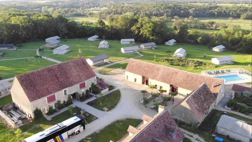Maison de campagne pour 5 personnes, avec vue ainsi que jardin et piscine à Lignac