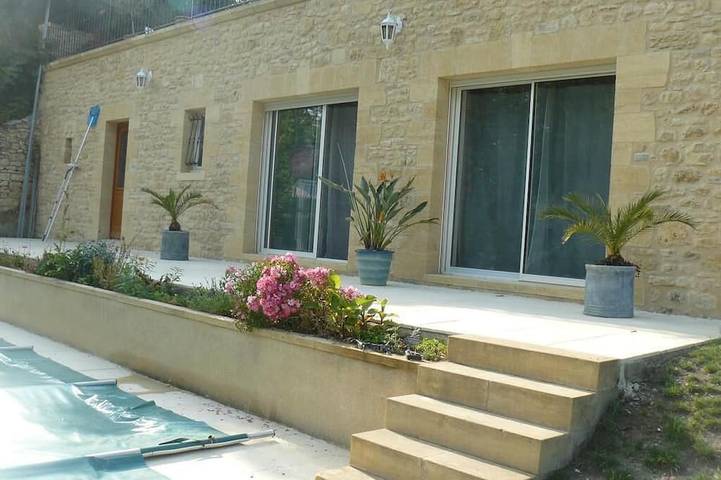 Gîte pour 4 personnes, avec piscine et jardin dans Les Eyzies