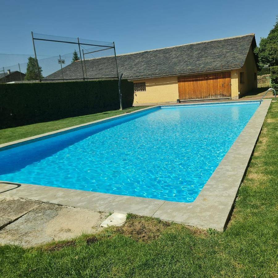 Apartamento entero, Exclusiu apartament al centre, piscina, 3 hab, 2,5 banys, 6pax by Cal Querol in Llivia, Parque Natural Regional de los Pirineos Catalanes