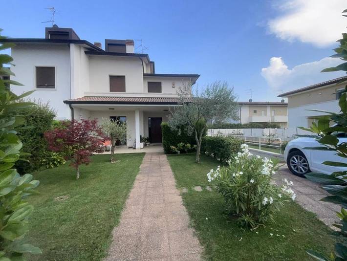 Casa vacanza per 10 persone, con panorama e giardino in Bussolengo