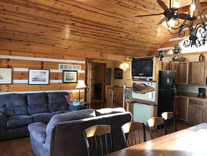Log cabin for 26 people, with balcony and hot tub in Hoosier National Forest