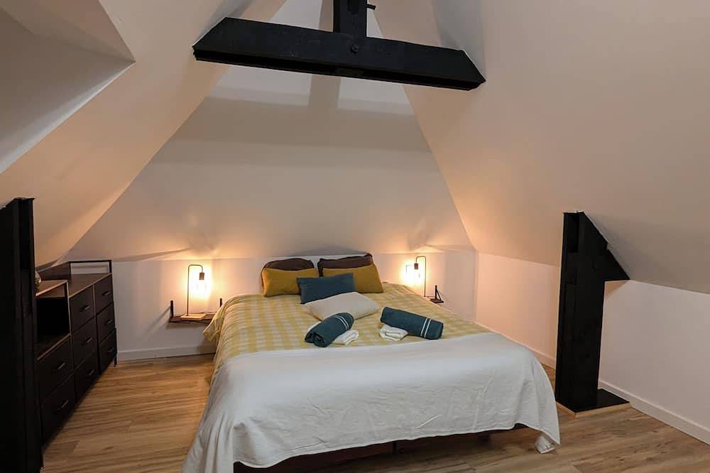 Le Bois Dormant for 2 Adults and 2 Children 25mn from Mont St Michel in Val-Couesnon, Fougères-Vitré