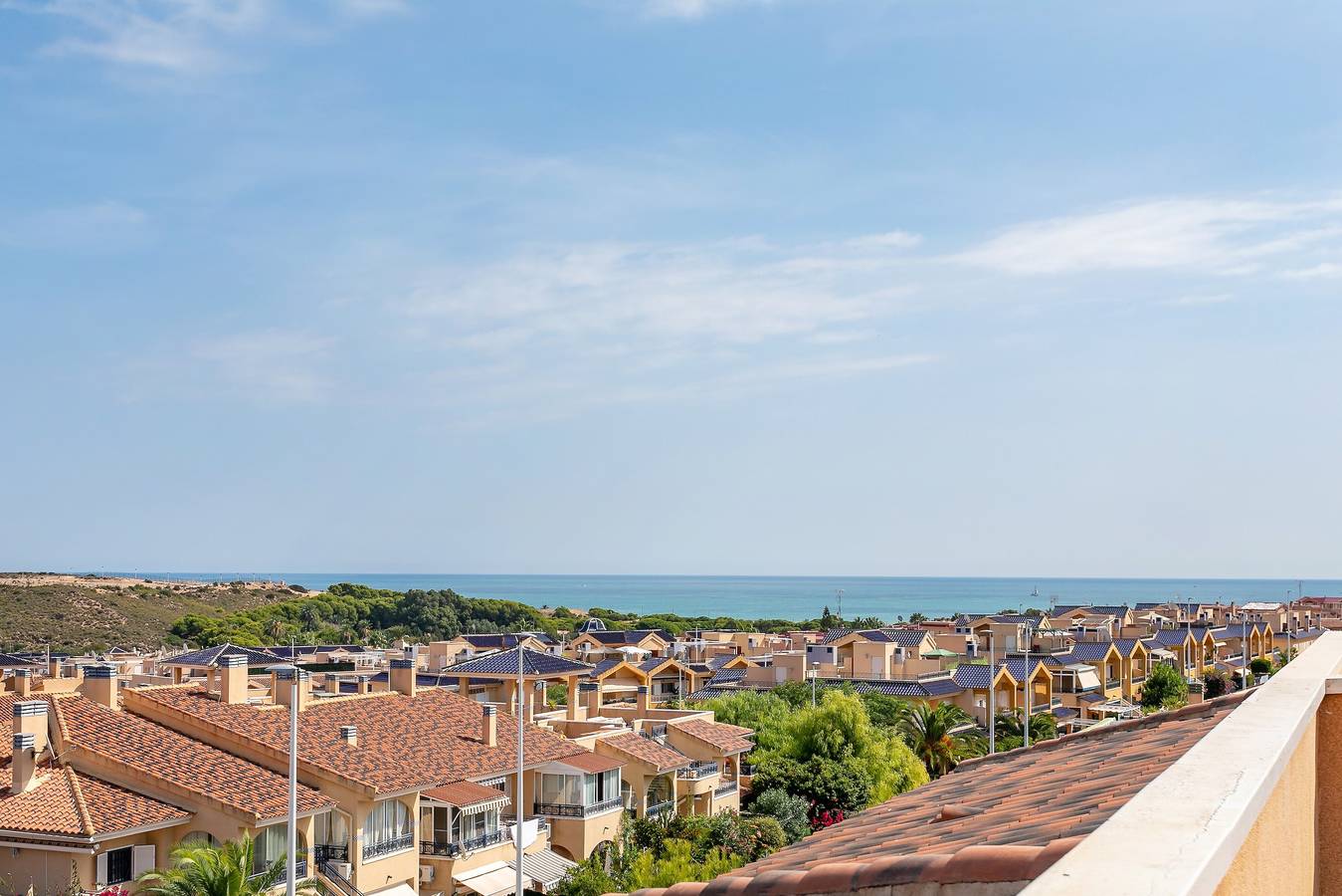 Hel lägenhet, Apartment Near the Beach with Sea View, Terraces, A/C & Shared Pool in Santa Pola, Costa Blanca