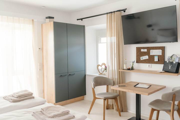 Zimmer für 2 Personen, mit Terrasse und Garten sowie Ausblick - 1