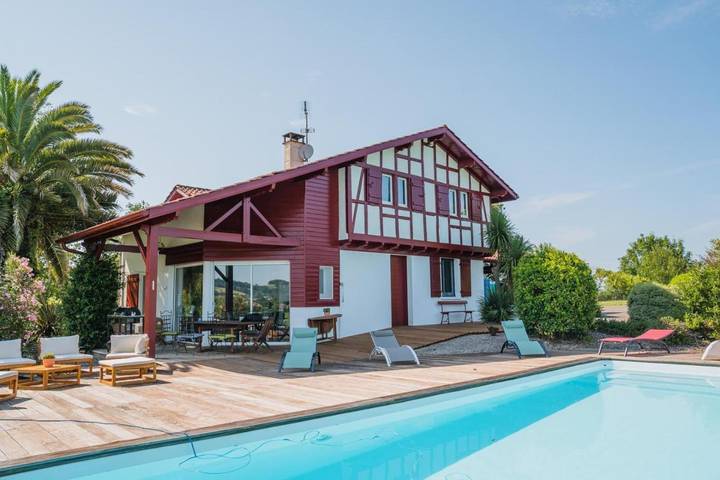 Location de vacances pour 10 personnes, avec terrasse ainsi que jardin et piscine à Luxe-Sumberraute