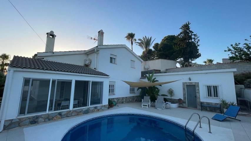 Casa de vacaciones para 6 personas, con jardín además de piscina y jacuzzi en Fortuna