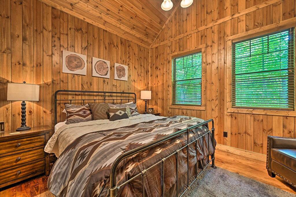 Luxe Broken Bow Cabin: Hot Tub ~ 3 Mi to Hochatown in Broken Bow, McCurtain County