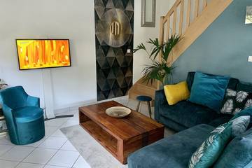 Location de vacances pour 6 personnes, avec terrasse et jardin à Plounéventer