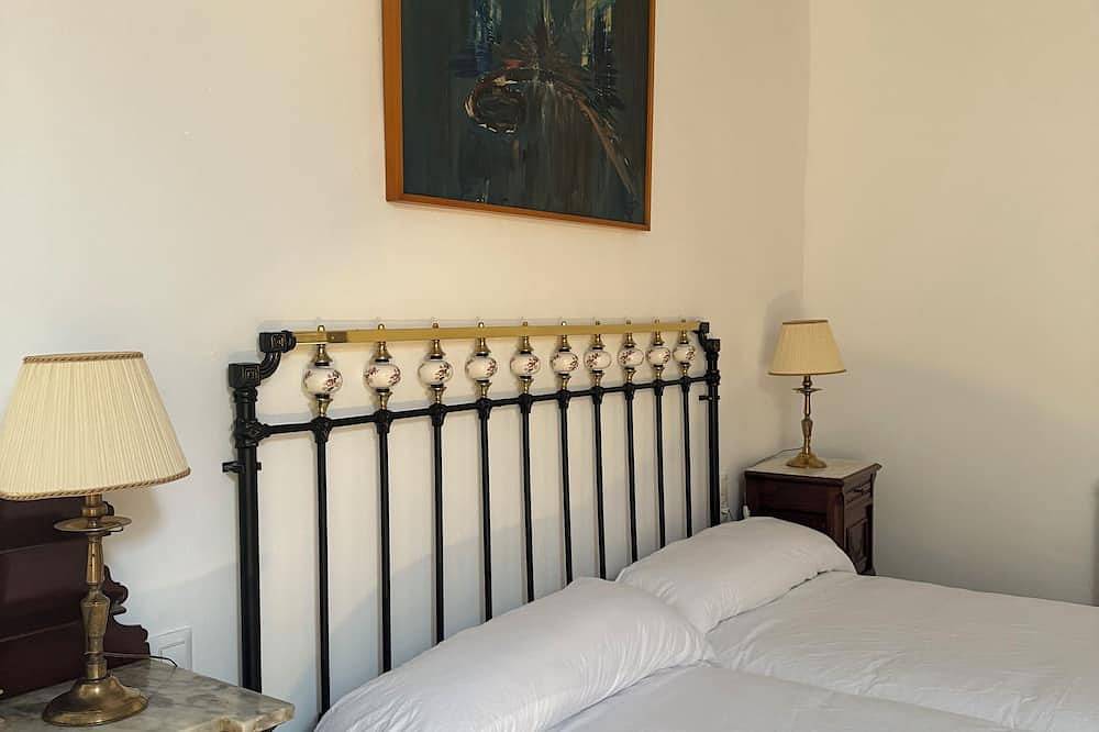House with jacuzzi and sauna ideal for relaxing in a small village of 100 inhabitants. in Lagata, Saragossa Provinz