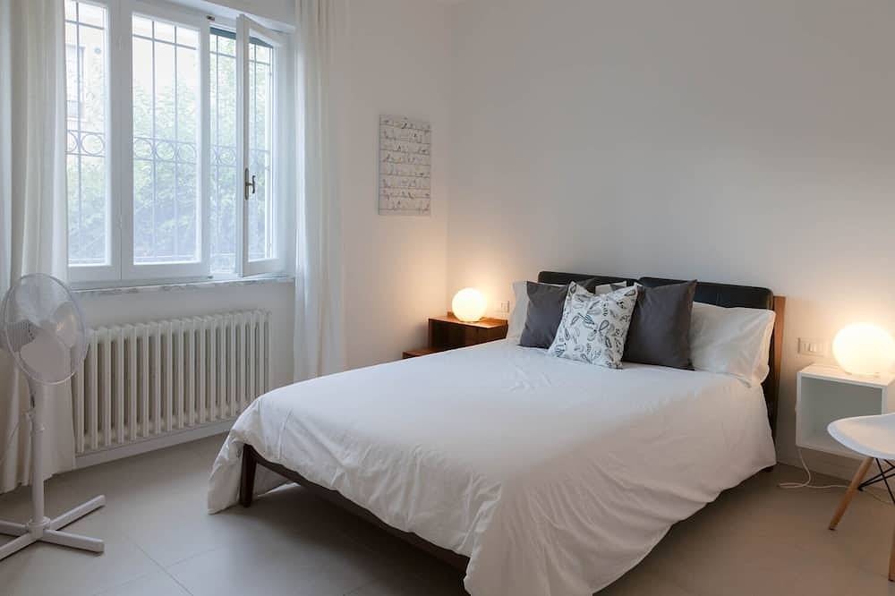 Villetta in stile moderno, con ampio giardino recintato. in Marina di Carrara, Carrara