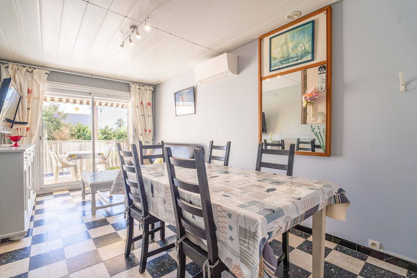 Appartement entier, Appartement « À 100 m de la plage, centre, marché, 3 ch » avec vue mer, Wi-Fi et climatisation in Saint Pierre la Mer, Fleury