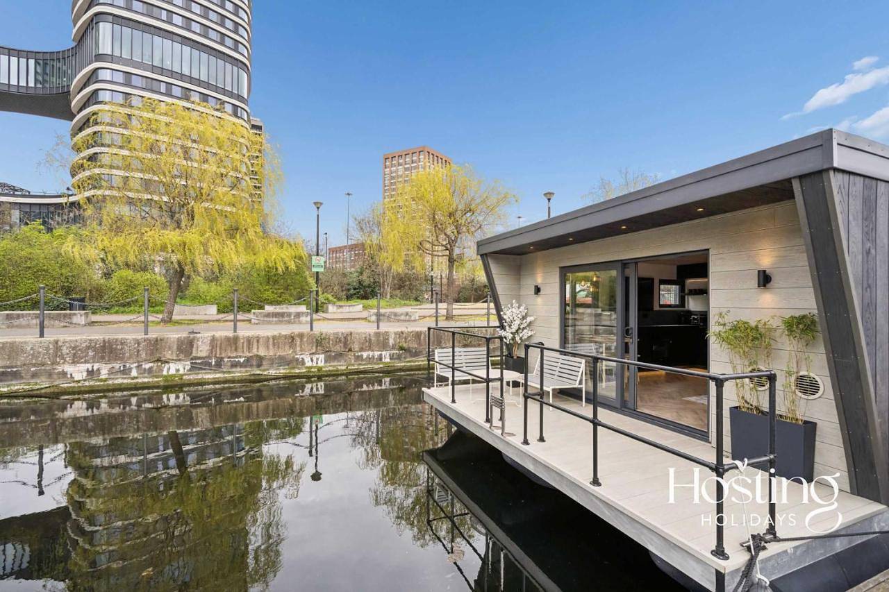 The Nautilus - Luxury 2-Bed Floating Home in Tower Hamlets, London