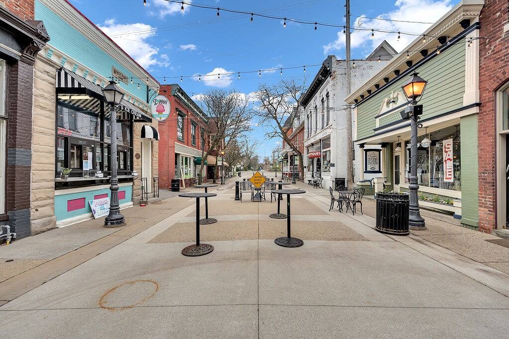 Ganze Wohnung, The Holly Herald Downtown Battle Alley in Holly Michigan, Oakland County