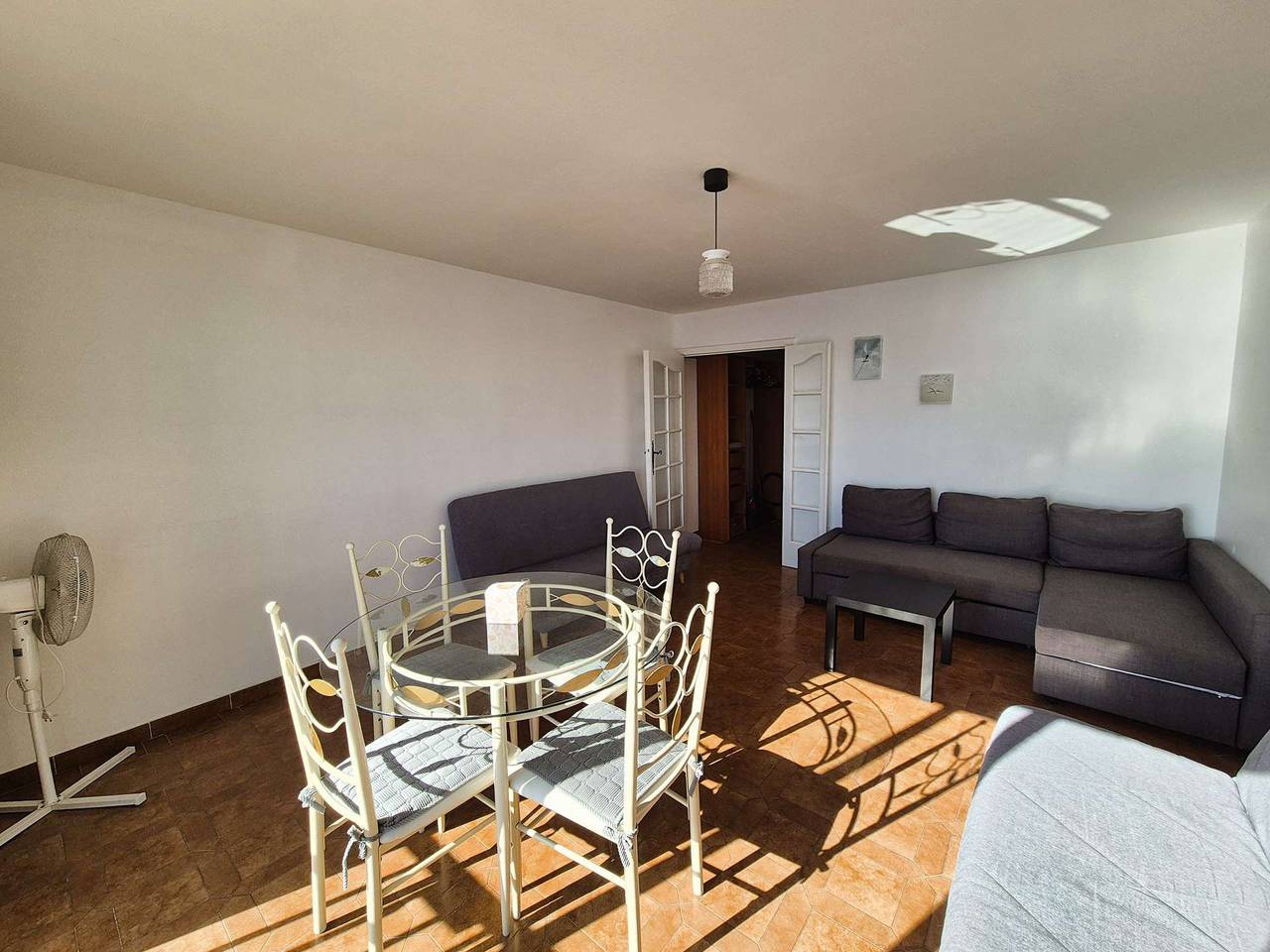 Studio entier, Grand studio avec vue mer ! A deux pas de la plage des Sablettes in La Seyne-sur-Mer, Région de Toulon