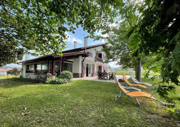 Gîte pour 11 personnes, avec Terrasse et Jardin