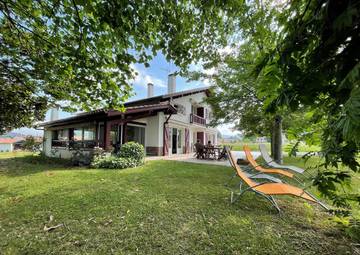 Gîte pour 11 personnes, avec terrasse et jardin à Saint-Jean-le-Vieux