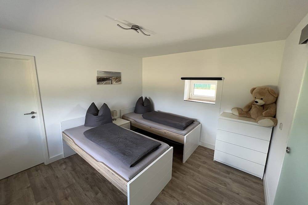 Bungalow, 4 bedrooms, 8 persons, 1.5 bathrooms, large property in Leipzig, Leipzig en omgeving