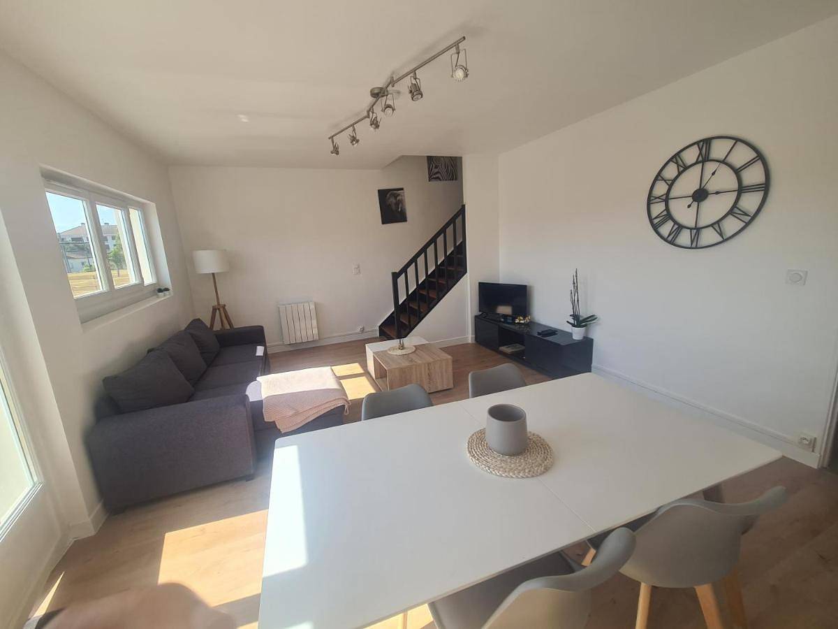 Appartement entier, Duplex familial proche gare et hyper centre ville in Villepreux, Yvelines