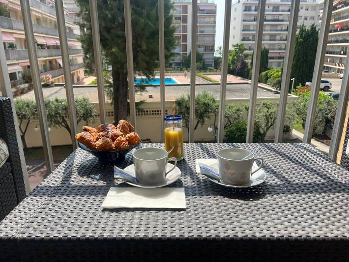 Gîte pour 4 personnes, avec vue ainsi que balcon et piscine dans Carnolès - 2