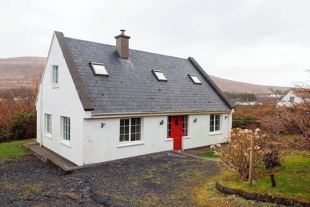 Cottage for 8 People in Achill Island, County Mayo