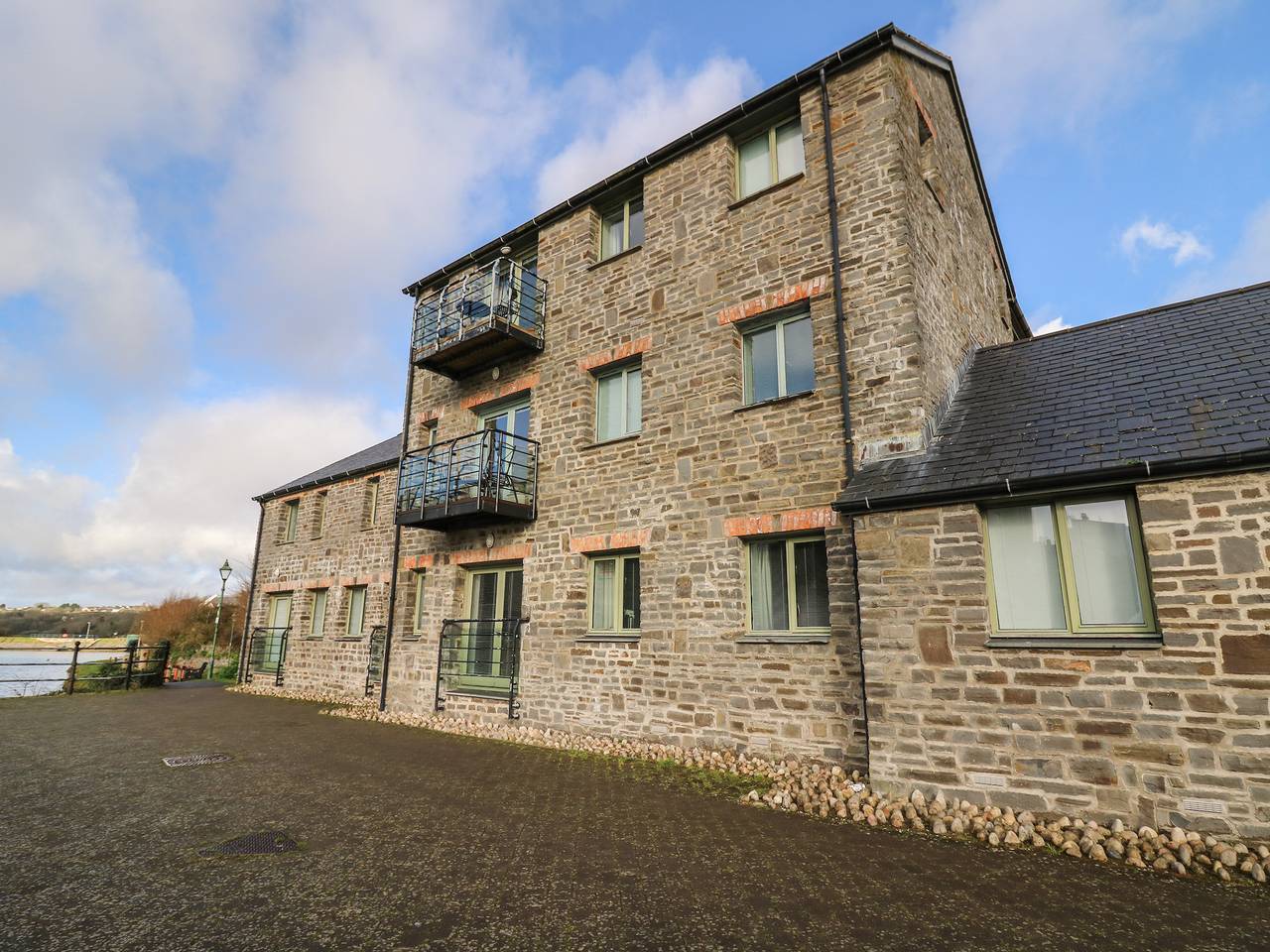 Entire apartment, Flat 2 in Pembroke, Pembrokeshire