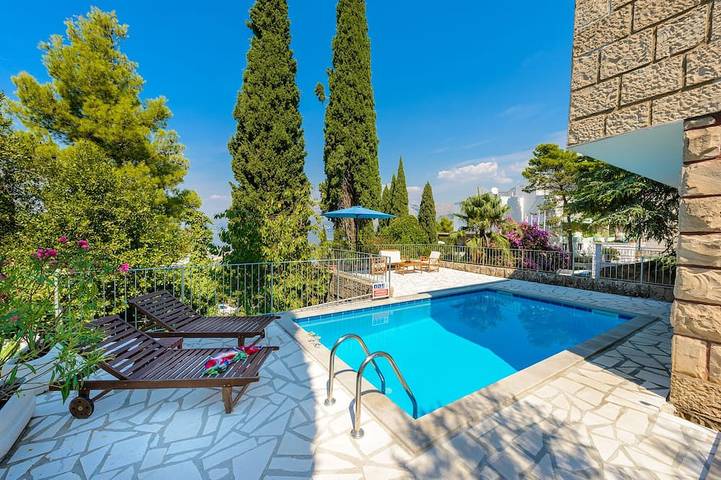 Villa for 5 people, with balcony and garden as well as hot tub in Cavtat
