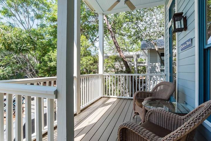 Vacation house for 12 people, with pool and balcony in Seaside
