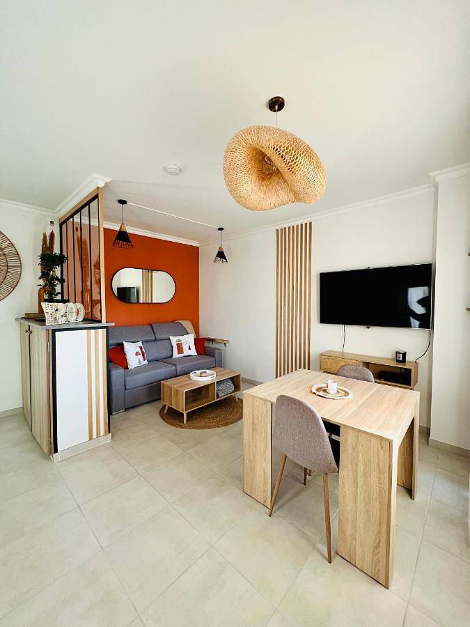 Gîte pour 2 personnes, avec Terrasse et Jardin ainsi que Bassin pour enfant et Sauna à Saint-Vulbas - 2