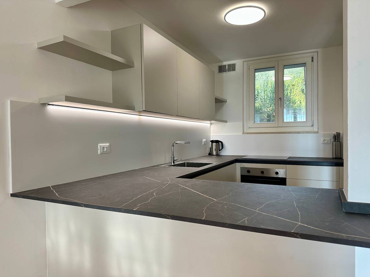 Villa Venezia vista lago di Garda, giardino e Jacuzzi in Corno (Garda), Garda