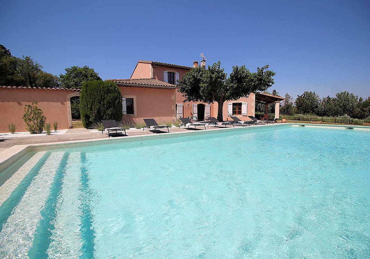 Mas d'exception à Noves climatisé, piscine et vue Alpilles, animaux acceptés (2). in Noves, Région d'Arles
