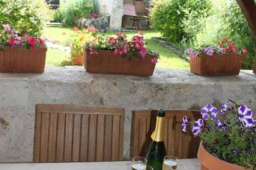 Location de vacances pour 30 personnes, avec jardin et balcon à Valeilles