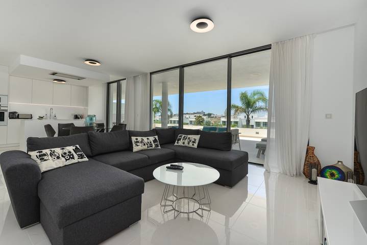 Entire apartment, Apartment 'Cataleya 9 Duplex' with Mountain View, Wi-Fi and Air Conditioning in Urbanizacion cataleya, Estepona