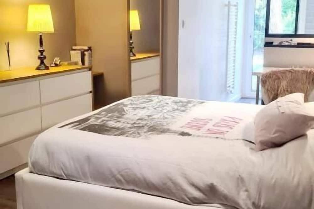 A swimming pool in the vineyard! in Aigrefeuille-sur-Maine, Nantes region