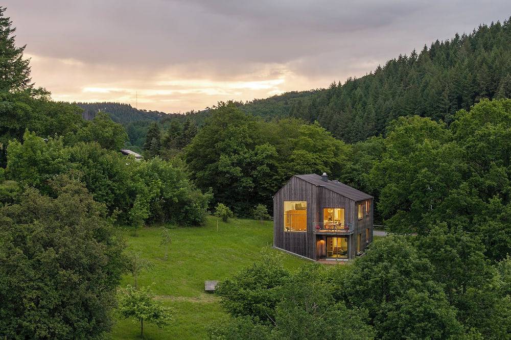 Architektenhaus, Holzhaus auf 10000 m2 Wiesen- und Waldgrundstück Weitblick in Schutz, Vulkaneifel