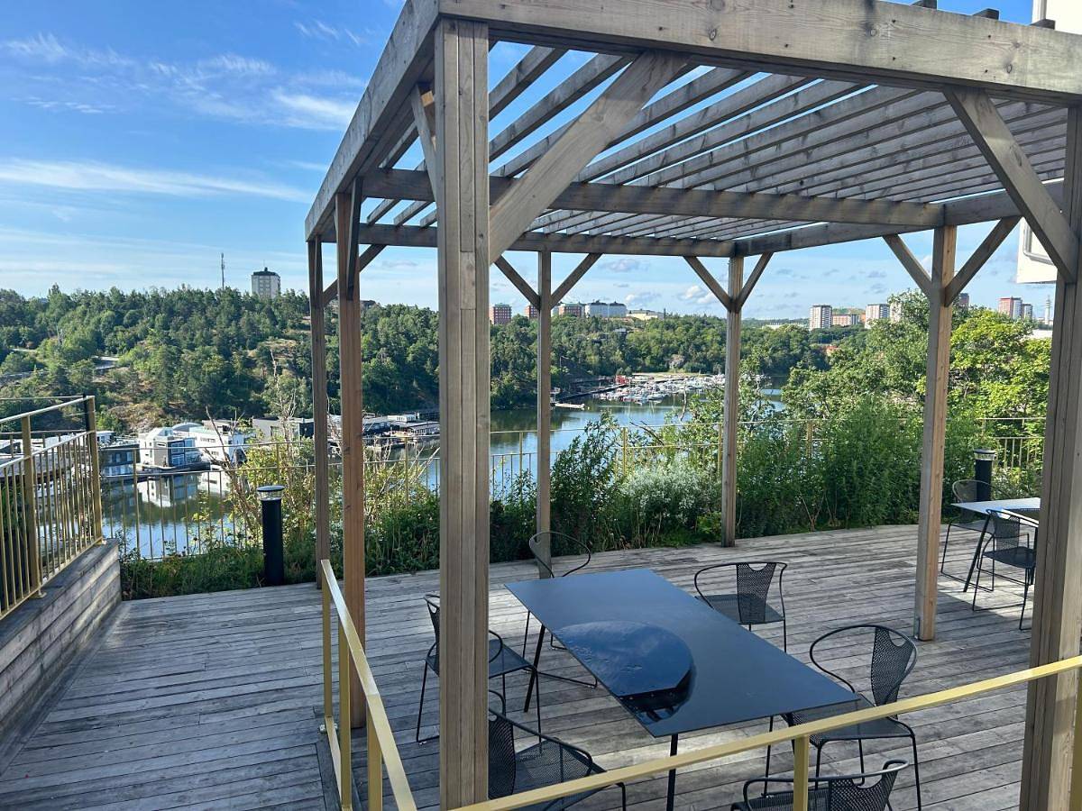 Hel lägenhet, Newly built bright apartment, close to everything If you want to visit Stockholm, you will find the perfect accommodation here! Ferry line 80 makes it very convenient and easy to get to the city center in Nacka, Svenska Östersjön