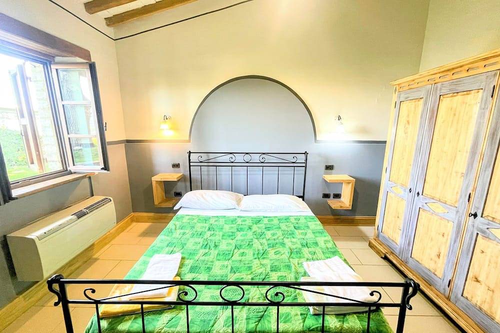 Apartamento entero, Apt 6 - Terreno mágico con piscina y jacuzzi Capacidad para 4 personas in Spoleto, Provincia de Perugia